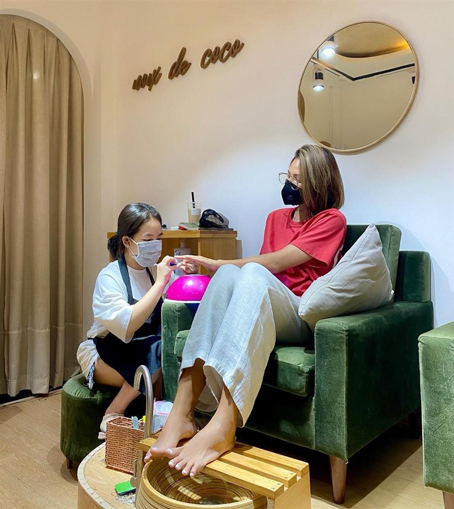 Sao Việt lên đồ giữa dịch Covid-19: Vẫn chất chơi dù luôn kè kè khẩu trang, nhất là Hari Won với combo phòng dịch từ đầu đến chân-7