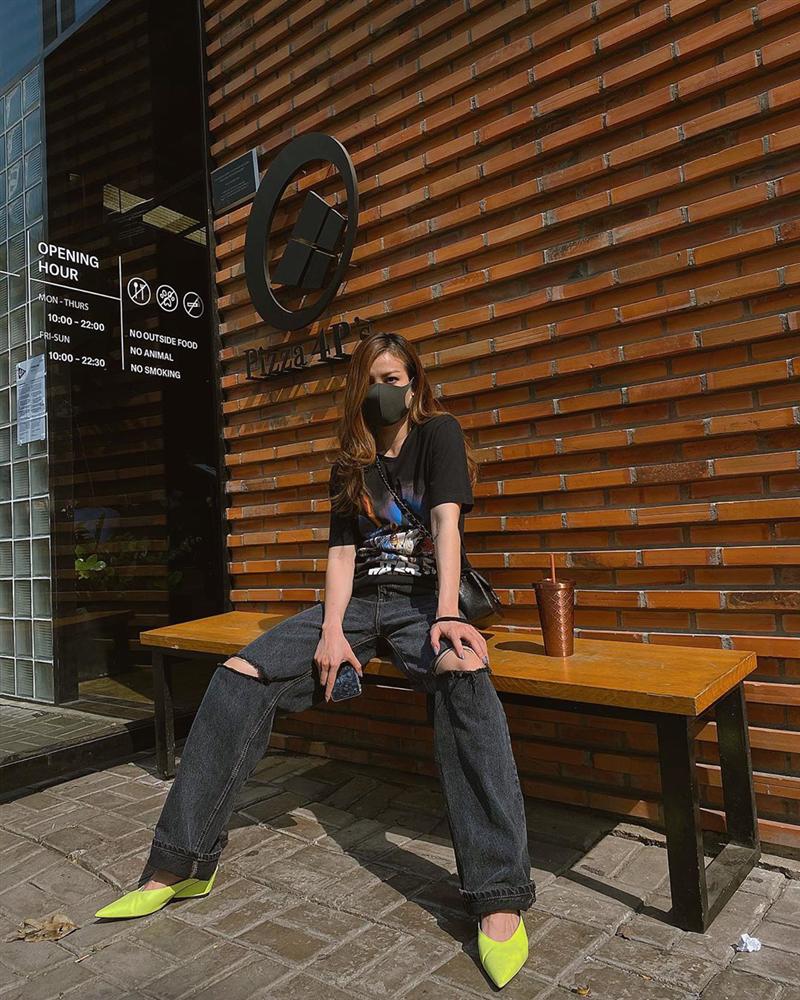 Sao Việt lên đồ giữa dịch Covid-19: Vẫn chất chơi dù luôn kè kè khẩu trang, nhất là Hari Won với combo phòng dịch từ đầu đến chân-9