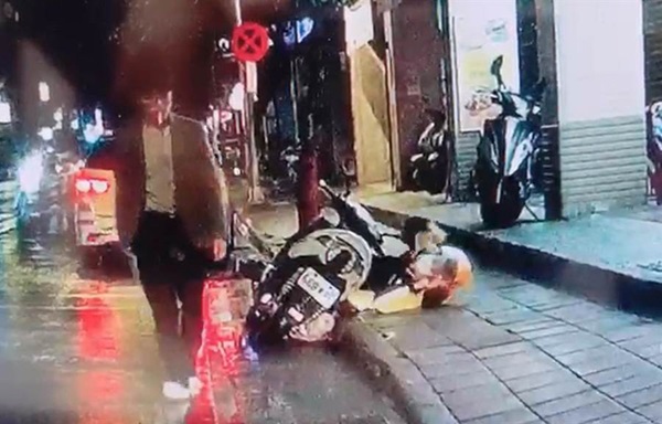 Cãi nhau với vợ vì không biết ăn gì cho bữa tối, người đàn ông tức giận cầm dao đâm chết người dưng đang đứng trên lề đường-1