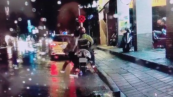 Cãi nhau với vợ vì không biết ăn gì cho bữa tối, người đàn ông tức giận cầm dao đâm chết người dưng đang đứng trên lề đường-2