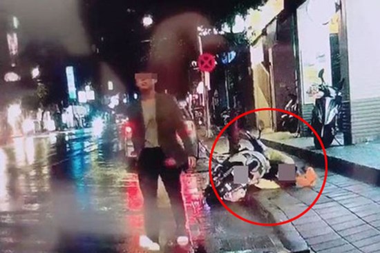 Cãi nhau với vợ vì không biết ăn gì cho bữa tối, người đàn ông tức giận cầm dao đâm chết người dưng đang đứng trên lề đường