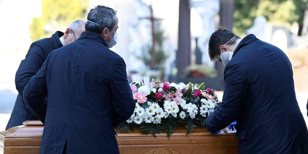 Italy thời Covid-19: Đóng cửa nghĩa trang, thi hài xếp hàng chờ hoả táng-1