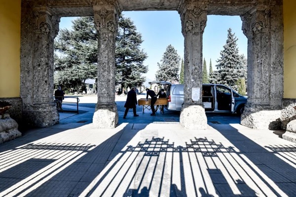 Italy thời Covid-19: Đóng cửa nghĩa trang, thi hài xếp hàng chờ hoả táng-2