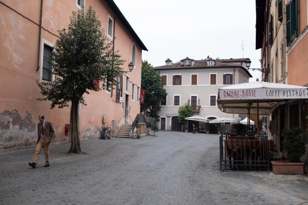 Italy thời Covid-19: Đóng cửa nghĩa trang, thi hài xếp hàng chờ hoả táng-4