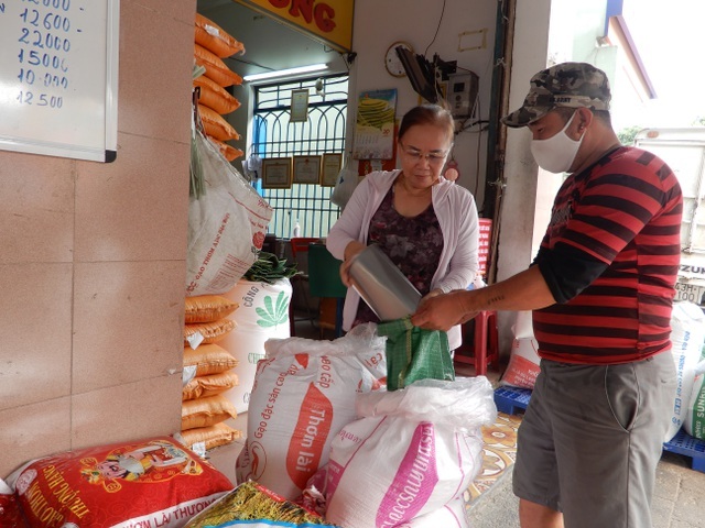 Bà chủ cửa hàng gạo khuyên khách không mua gạo tích trữ-3