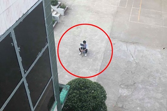 Nam sinh háo hức cầm bảng lớp đi chào cờ dưới sân trường, nhưng nhìn khung cảnh xung quanh ai cũng vừa cười vừa thương