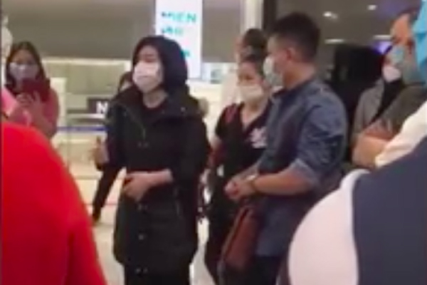 Máy bay Vietnam Airlines nổ lốp khi chạy đà, khói bốc mù mịt tại sân bay Tân Sơn Nhất-2