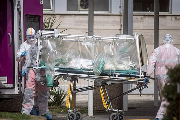 Phải cách ly tại nhà để tránh Covid-19, huấn luyện viên thể hình làm dậy sóng khi trèo hẳn lên nóc nhà dạy cả xóm tập thể dục-5