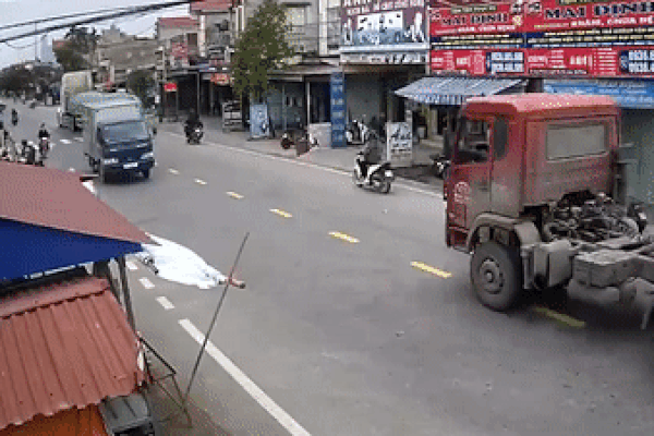 Hai nam thanh niên đầu trần phóng xe máy vượt ẩu đâm vào container