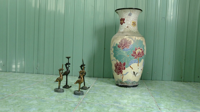 Cô gái 20 tuổi đứng cảnh giới cho chồng hờ vào miếu trộm 4 con hạc-2