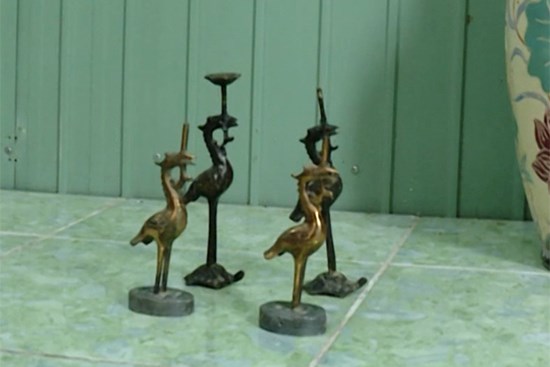 Cô gái 20 tuổi đứng cảnh giới cho 