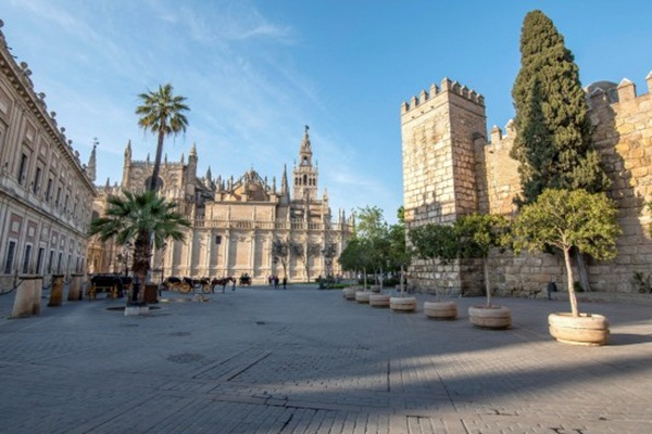 Phải cách ly tại nhà để tránh Covid-19, huấn luyện viên thể hình làm dậy sóng khi trèo hẳn lên nóc nhà dạy cả xóm tập thể dục-1