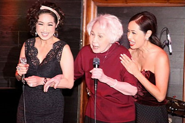 Lễ tang danh ca Thái Thanh: Chỉ có người thân, công chúng chia buồn qua livestream, Ý Lan gục bên quan tài mẹ-11