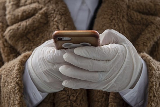 Găng tay y tế, găng tay dùng một lần có thực sự ngăn được lây nhiễm COVID-19 cho người dân?