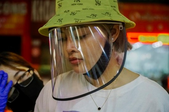 'Nón chống dịch' Covid-19 đắt hàng ở TP.HCM