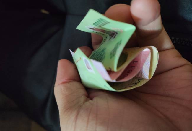 Anh chồng trẻ kết hôn 2 được năm, đều đặn 730 ngày phải đợi vợ phát tiền ăn sáng, ngờ đâu một lần vợ quên và màn giả khổ khiến anh nhận lại điều siêu bất ngờ-2