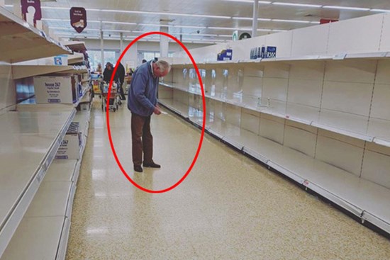Bức ảnh cụ ông cúi đầu bất lực, cô độc giữa những kệ hàng trống trơn trong siêu thị với lời khẩn cầu: 
