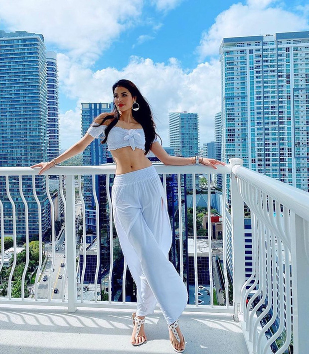 Vừa khoe body đâu ra đấy giữa trời tuyết đất Mỹ, Phạm Hương đã bị soi ảnh vòng eo ngấn mỡ khác hẳn?-4