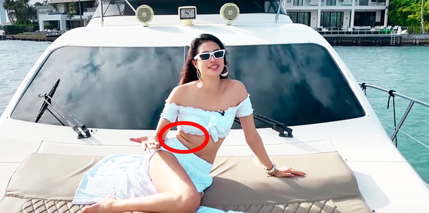 Vừa khoe body đâu ra đấy giữa trời tuyết đất Mỹ, Phạm Hương đã bị soi ảnh vòng eo ngấn mỡ khác hẳn?-1