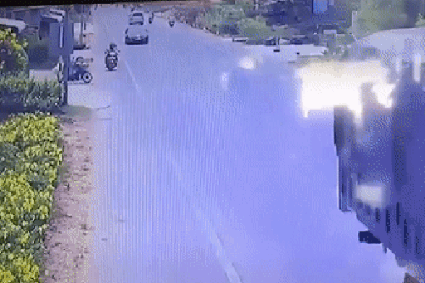 Ôtô vượt đèn đỏ đâm xe khác xoay ngang giữa ngã tư-1