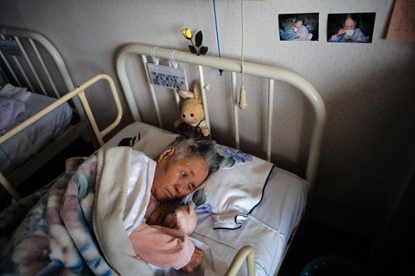 Đưa 5 triệu cho anh chị để được đón mẹ đang đau ốm về chăm, tôi không ngờ chỉ 3 ngày sau, anh trai mang tiền đến trả và đòi mẹ về-1