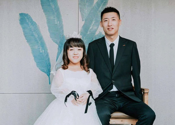 Chuyện tình đôi đũa lệch: Cách nhau 10 tuổi và chênh lệch chiều cao 70cm nhưng vẫn quyết định gắn bó phần đời còn lại cùng nhau-1