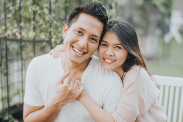 Nhìn thấy chiếc xe ô tô trong sân nhà tôi, người yêu đang nhăn nhó bỗng trợn tròn mắt kinh ngạc rồi cuống quýt vâng dạ với bố mẹ tôi-1