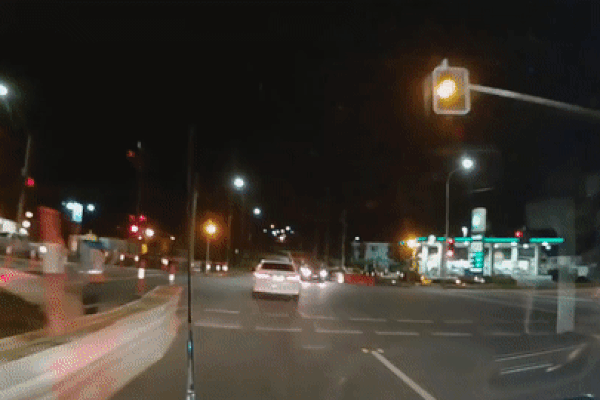 Ôtô vượt đèn đỏ đâm xe khác xoay ngang giữa ngã tư