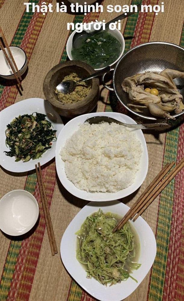 Hoa hậu HHen Niê ứa nước miếng, thấy sướng và đã khi khoe mâm cơm đãi khách ở quê-1