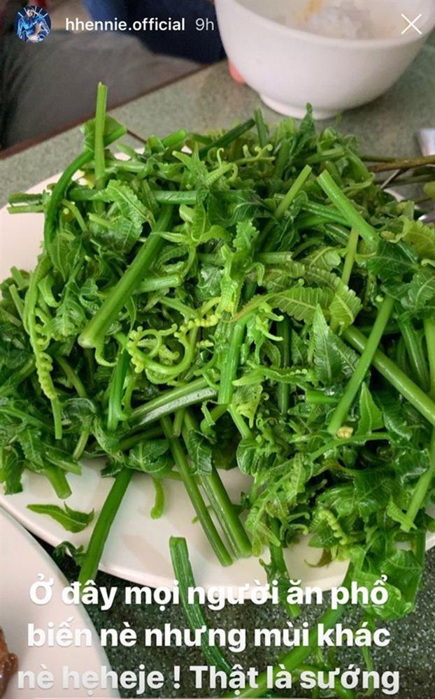 Hoa hậu HHen Niê ứa nước miếng, thấy sướng và đã khi khoe mâm cơm đãi khách ở quê-11