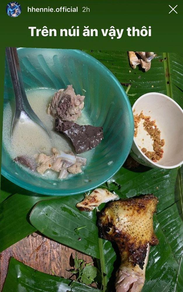 Hoa hậu HHen Niê ứa nước miếng, thấy sướng và đã khi khoe mâm cơm đãi khách ở quê-13