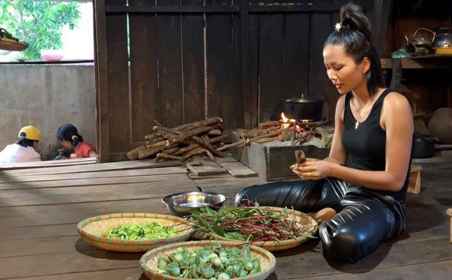 Hoa hậu HHen Niê ứa nước miếng, thấy sướng và đã khi khoe mâm cơm đãi khách ở quê-5