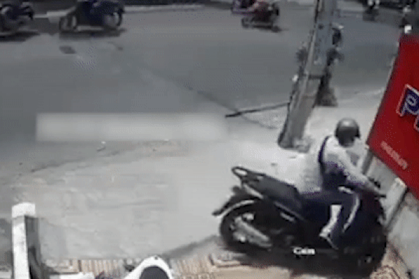 Người phụ nữ vào tiệm thuốc rồi trộm luôn điện thoại-1