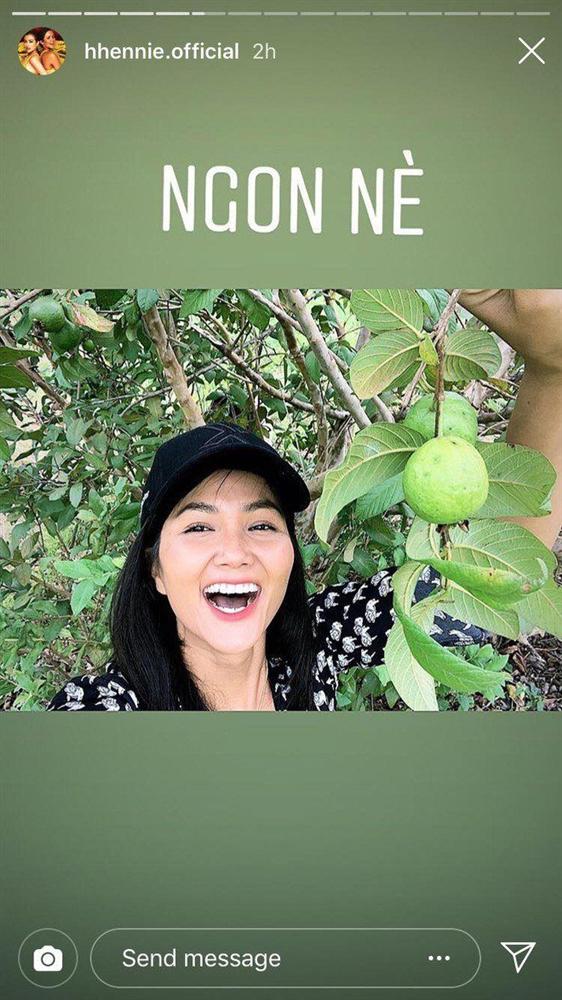 Hoa hậu HHen Niê ứa nước miếng, thấy sướng và đã khi khoe mâm cơm đãi khách ở quê-14