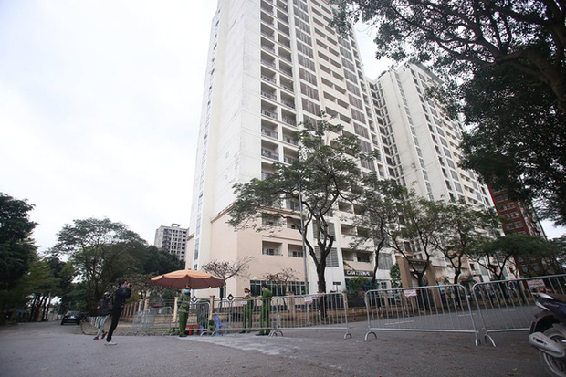 Phụ huynh của du học sinh chờ đợi mang nhu yếu phẩm tiếp tế cho con đến khu cách ly Pháp Vân - Tứ Hiệp-1