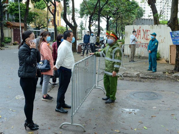 Phụ huynh của du học sinh chờ đợi mang nhu yếu phẩm tiếp tế cho con đến khu cách ly Pháp Vân - Tứ Hiệp-10