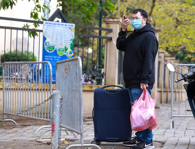 Phụ huynh của du học sinh chờ đợi mang nhu yếu phẩm tiếp tế cho con đến khu cách ly Pháp Vân - Tứ Hiệp-15