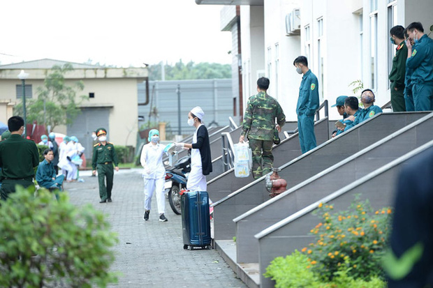 Phụ huynh của du học sinh chờ đợi mang nhu yếu phẩm tiếp tế cho con đến khu cách ly Pháp Vân - Tứ Hiệp-2