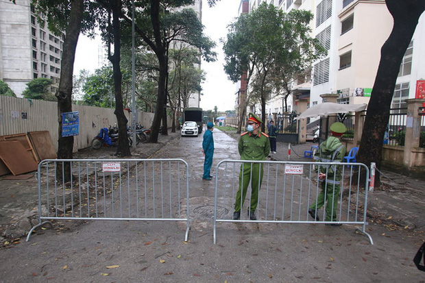 Phụ huynh của du học sinh chờ đợi mang nhu yếu phẩm tiếp tế cho con đến khu cách ly Pháp Vân - Tứ Hiệp-3