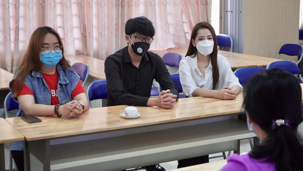 Chi Pu trao tận tay 5.000 bộ trang phục bảo hộ tại Hà Nội và TP. HCM phòng chống dịch Covid-19-8