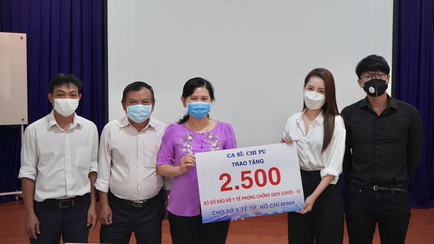 Chi Pu trao tận tay 5.000 bộ trang phục bảo hộ tại Hà Nội và TP. HCM phòng chống dịch Covid-19-6