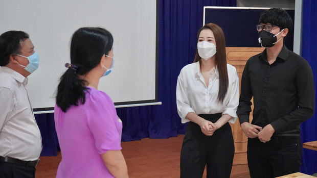 Chi Pu trao tận tay 5.000 bộ trang phục bảo hộ tại Hà Nội và TP. HCM phòng chống dịch Covid-19-7