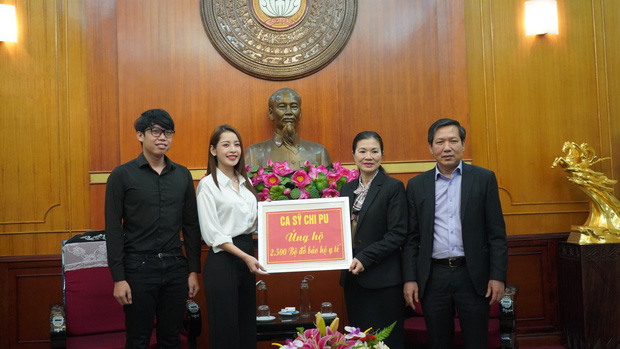 Chi Pu trao tận tay 5.000 bộ trang phục bảo hộ tại Hà Nội và TP. HCM phòng chống dịch Covid-19-1