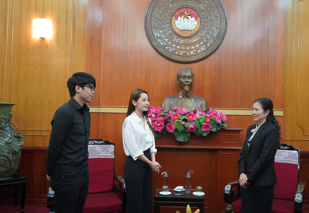 Chi Pu trao tận tay 5.000 bộ trang phục bảo hộ tại Hà Nội và TP. HCM phòng chống dịch Covid-19-4