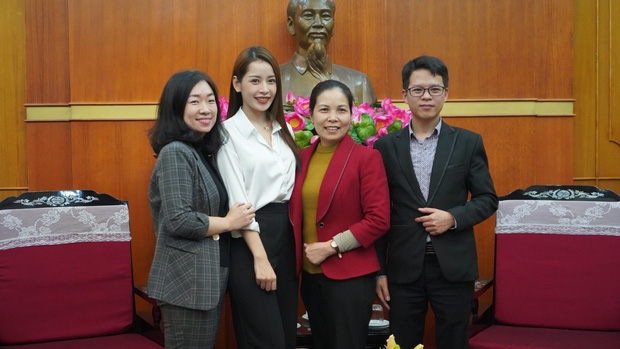 Chi Pu trao tận tay 5.000 bộ trang phục bảo hộ tại Hà Nội và TP. HCM phòng chống dịch Covid-19-2