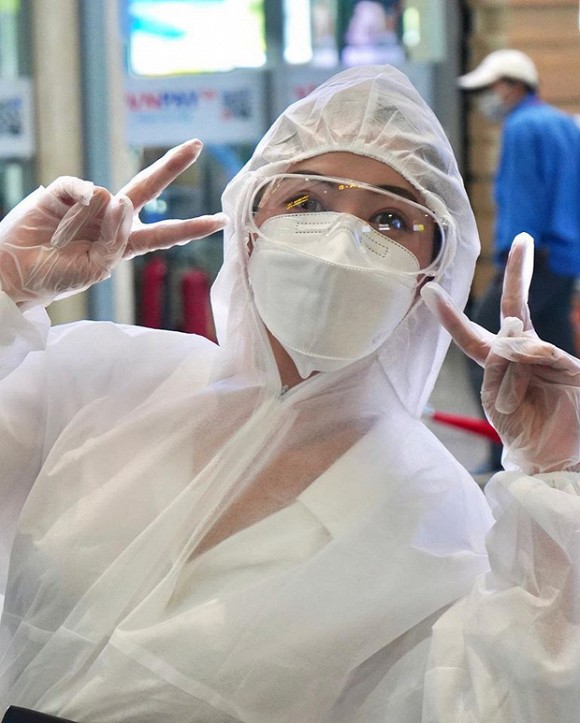 Mặc kín mít phòng dịch COVID-19, Chi Pu thành tâm điểm tại sân bay-1