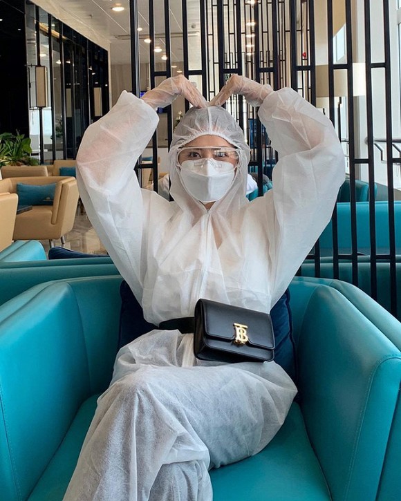 Mặc kín mít phòng dịch COVID-19, Chi Pu thành tâm điểm tại sân bay-2