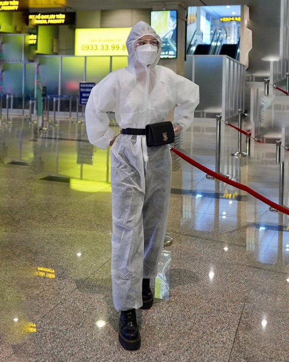 Mặc kín mít phòng dịch COVID-19, Chi Pu thành tâm điểm tại sân bay-3