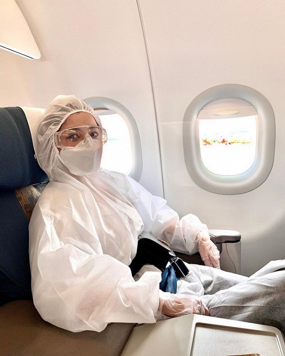 Mặc kín mít phòng dịch COVID-19, Chi Pu thành tâm điểm tại sân bay-4