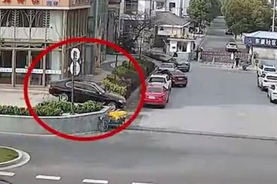 Nữ tài xế lái ôtô xuống bậc thang khiến xe mắc kẹt